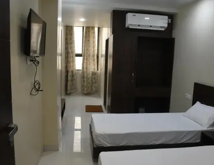 Twin Deluxe Room (Triple Sharing)