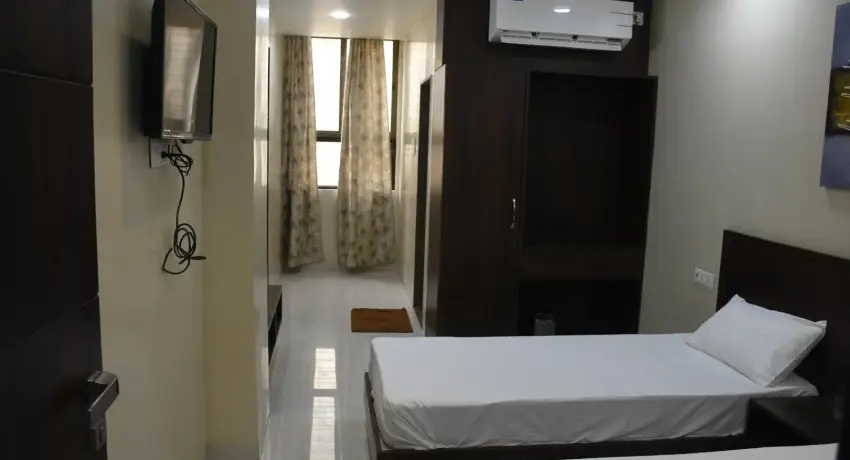Twin Deluxe Room (Triple Sharing)